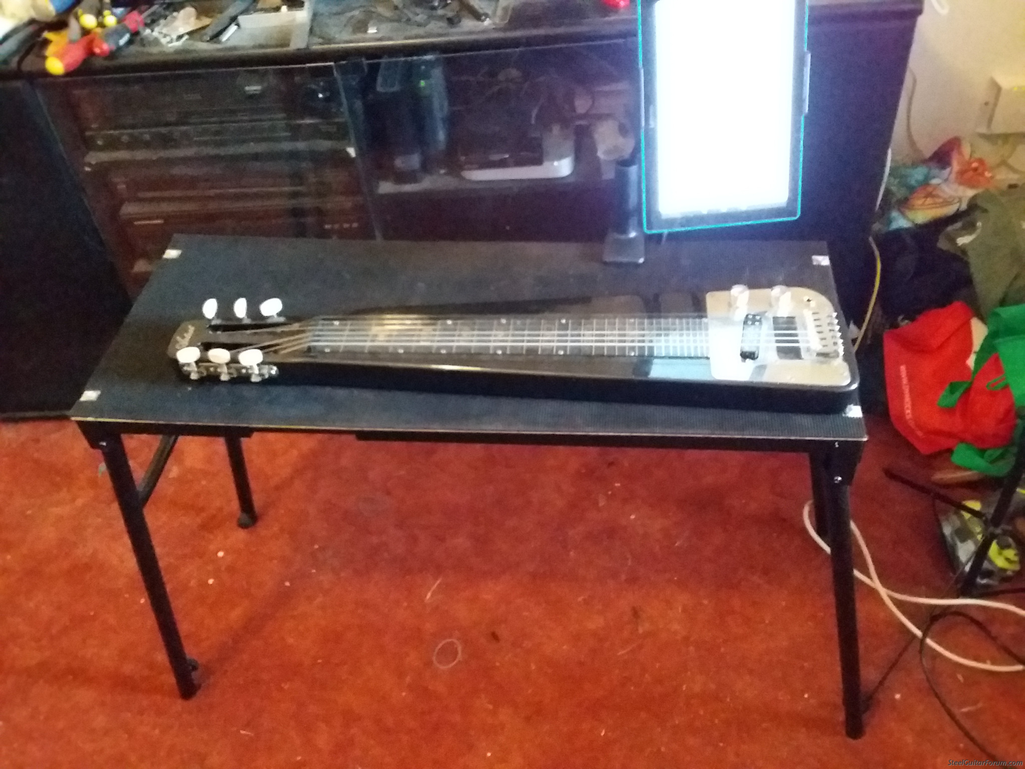 Those of you who are using keyboard stands for lapsteel.... The Steel