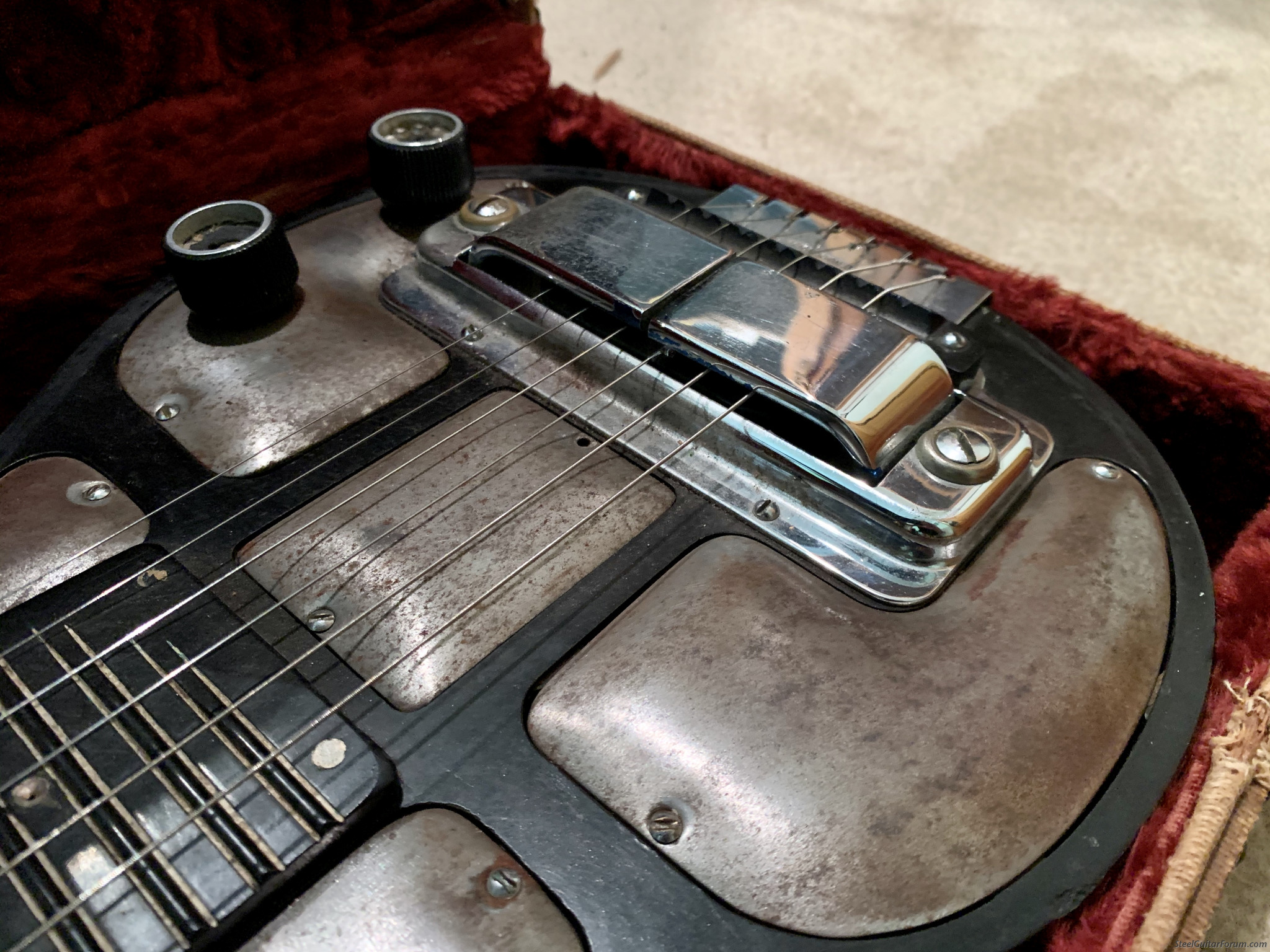 Teetering horseshoe pickup in bakelite Rickenbacher The Steel Guitar